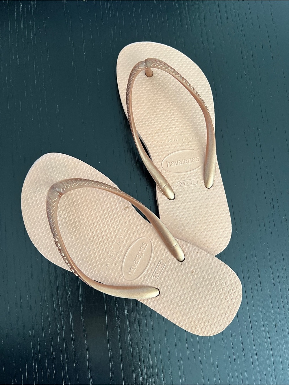 EUC Havaianas Flip Flops Pale Pink with Metallic Rose Gold Straps Kids sz 29/0